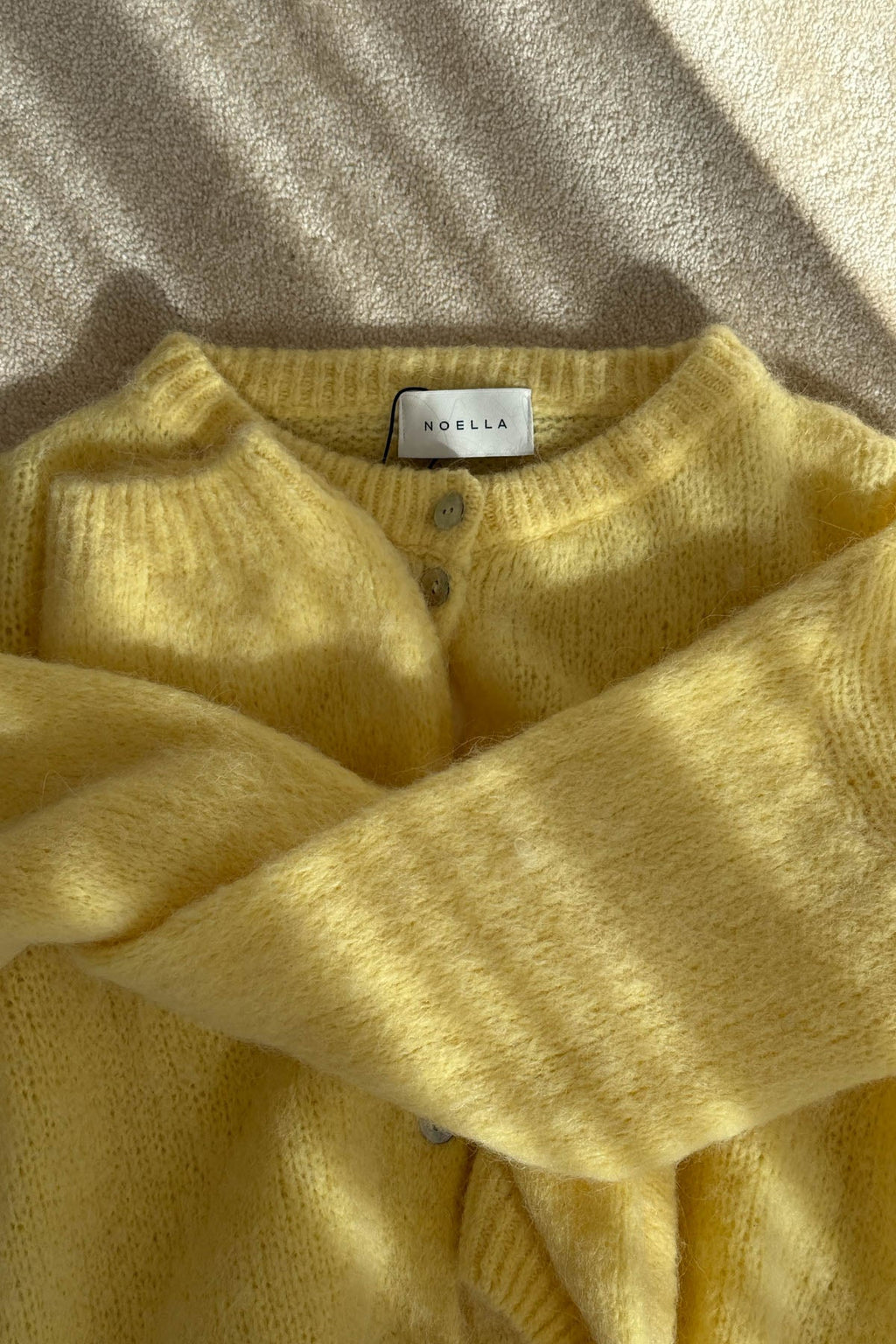 N-Kae Strickjacke Buttergelb