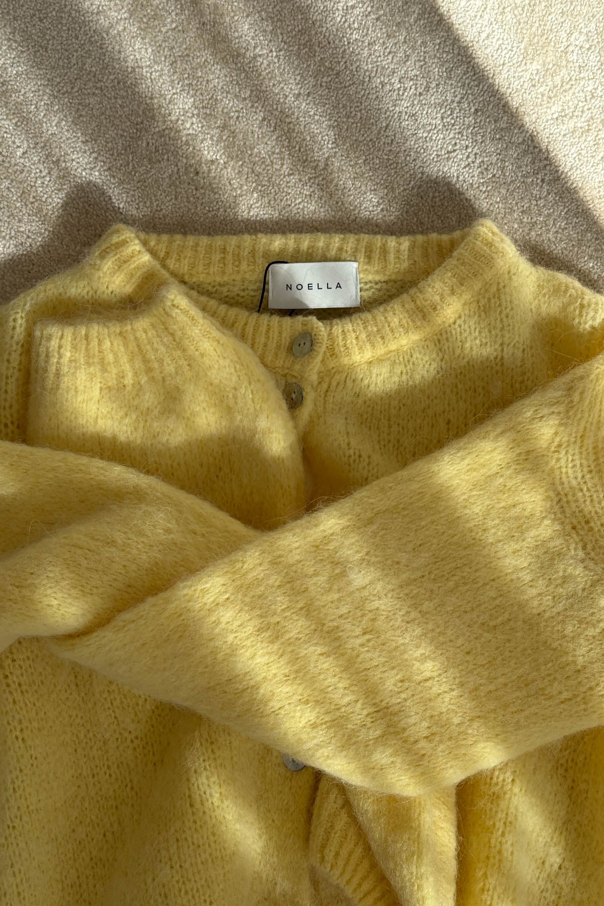 N-Kae Strickjacke Buttergelb
