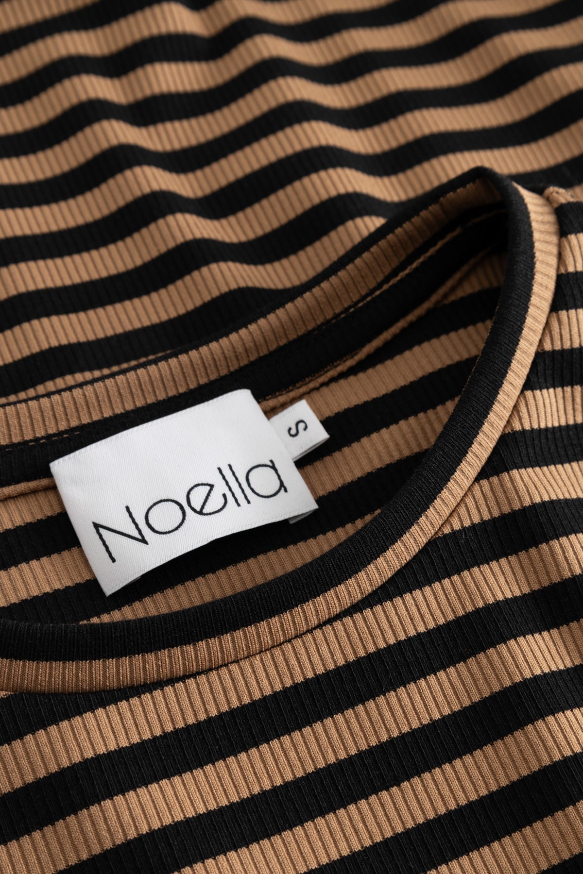 Luana Top Dunkelsand Schwarz Gestreift