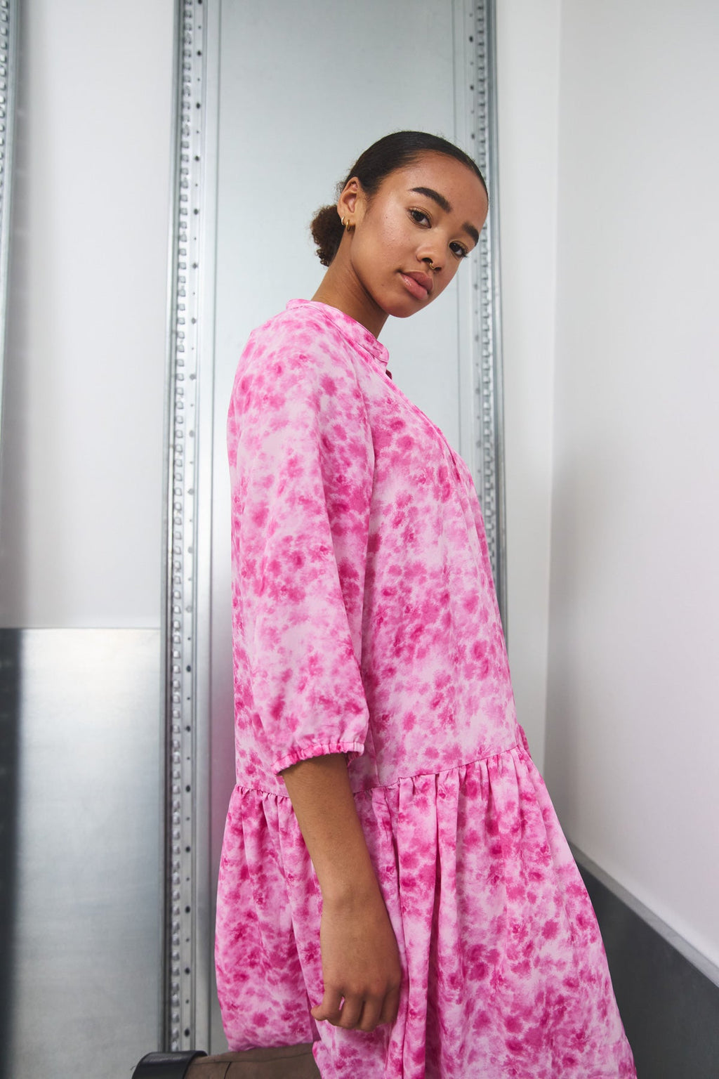 Noellas Imogene Dress Trudy Pink Print. Køb Kjoler hos www.noellafashion.dk