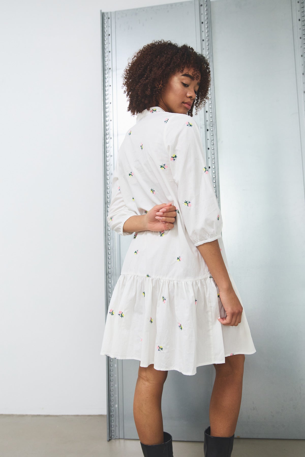 Imogene Kleid mit weißer Stickerei