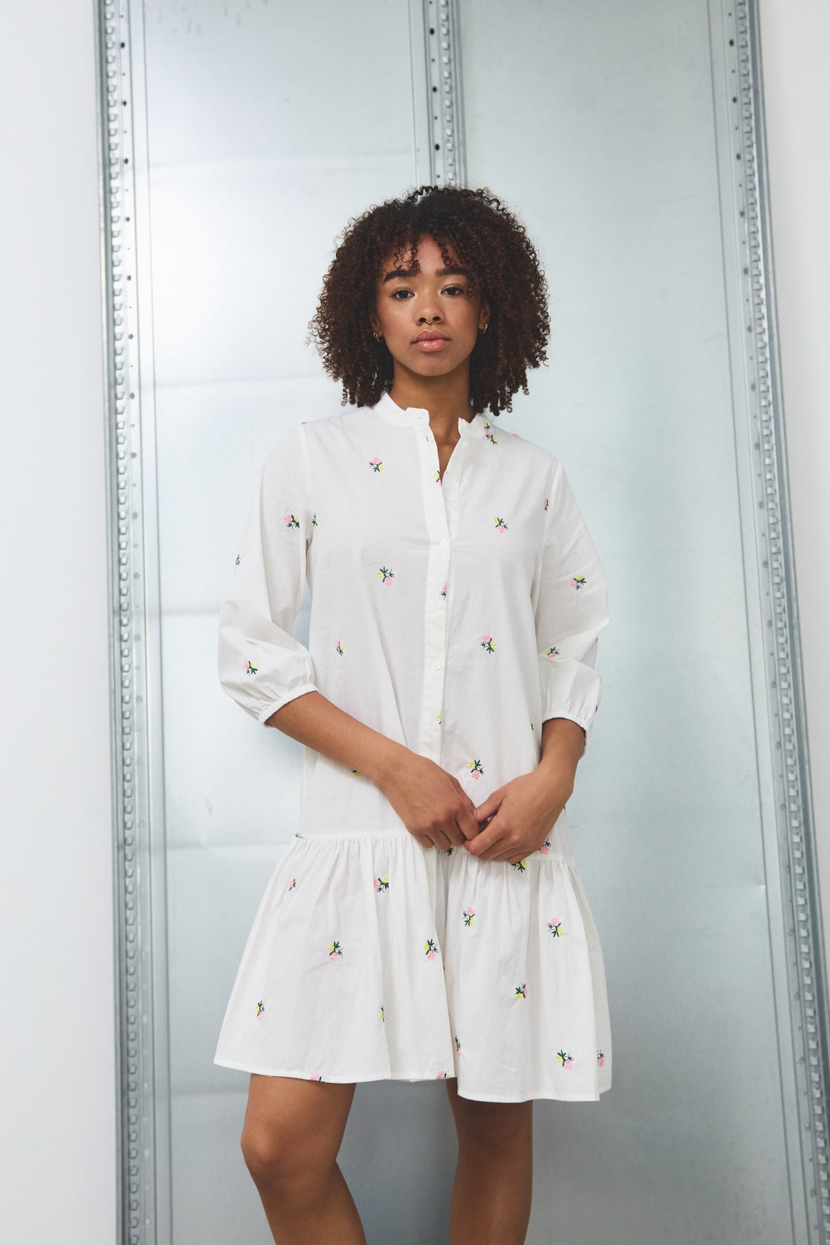 Noellas Imogene Dress White Embroidery. Køb Kjoler hos www.noellafashion.dk