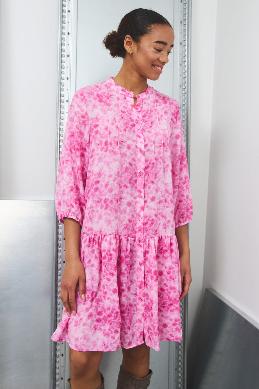 Noellas Imogene Dress Trudy Pink Print. Køb Kjoler hos www.noellafashion.dk