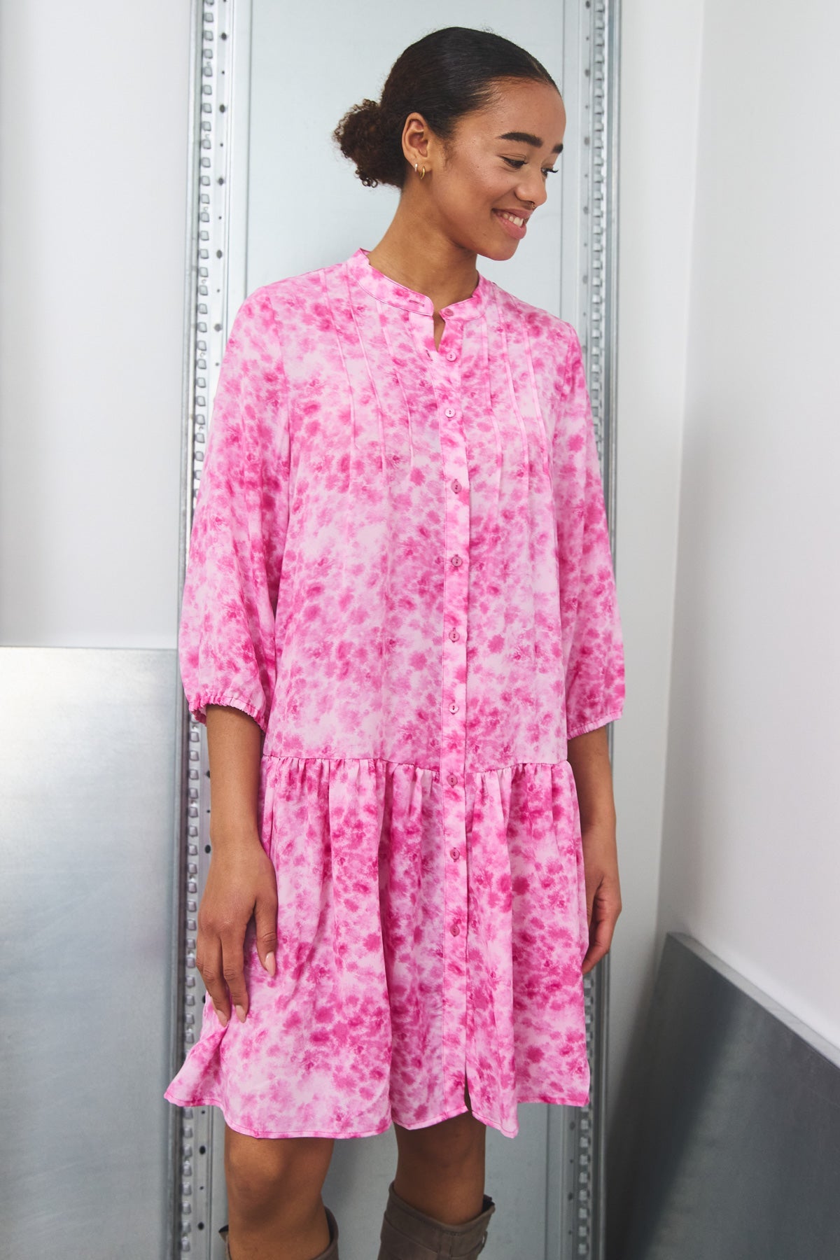 Noellas Imogene Dress Trudy Pink Print. Køb Kjoler hos www.noellafashion.dk